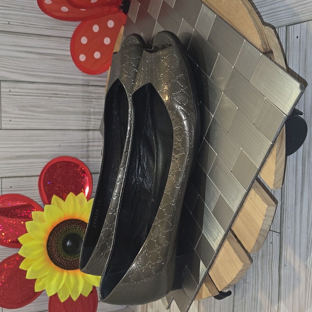 Gucci Metallic Gray Peep-Toe Flats - Picture 2 of 12